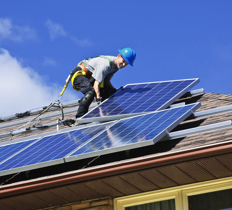 Équipe d'installation solaire